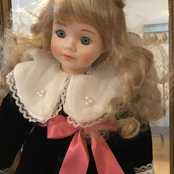 Brinn's 1988 Lindsey Collectible, Porcelain Doll - Picture 3 of 8